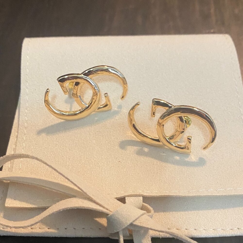 Chic Gucci Hammered Texture GG Gold Earrings - Picture 4 of 5